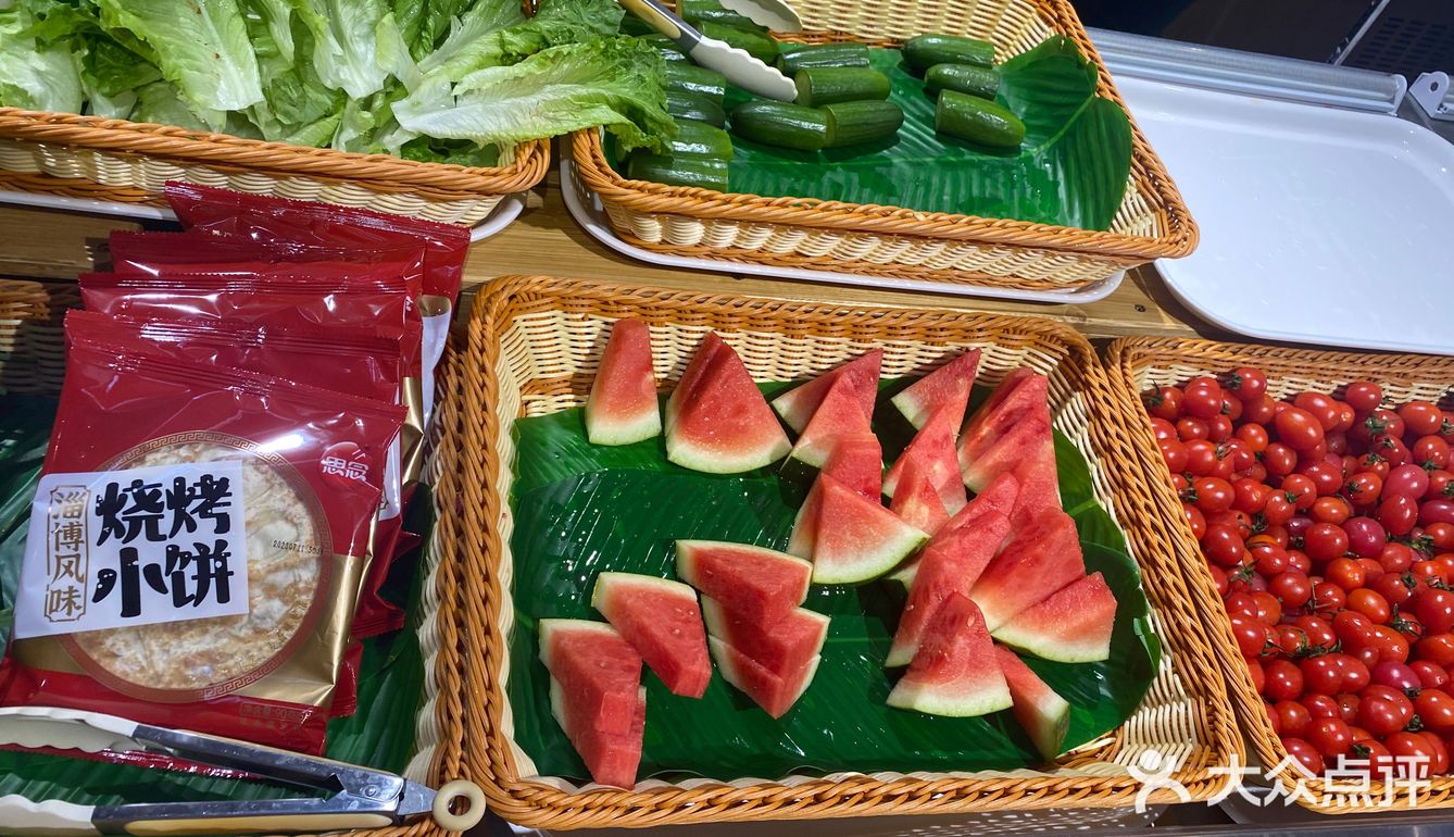 撸串，炸鸡，🍉，蛋糕[礼花]