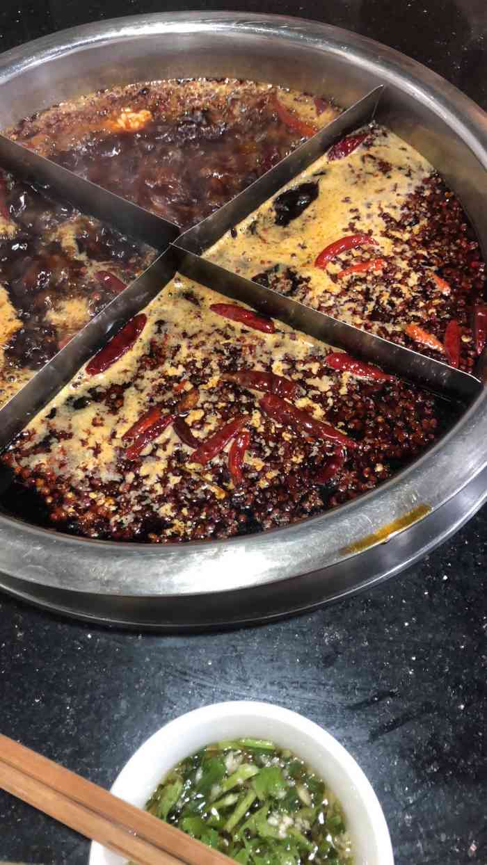 夜福火锅(临江门店)-"来重庆的第一天就到了房东推荐的这家火锅店.