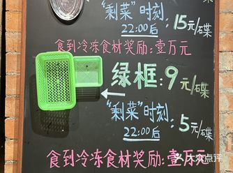 牛肉十秒烫熟捞出！蘸上她们家特制酱料一口下去太鲜嫩了