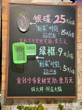 牛肉十秒烫熟捞出！蘸上她们家特制酱料一口下去太鲜嫩了