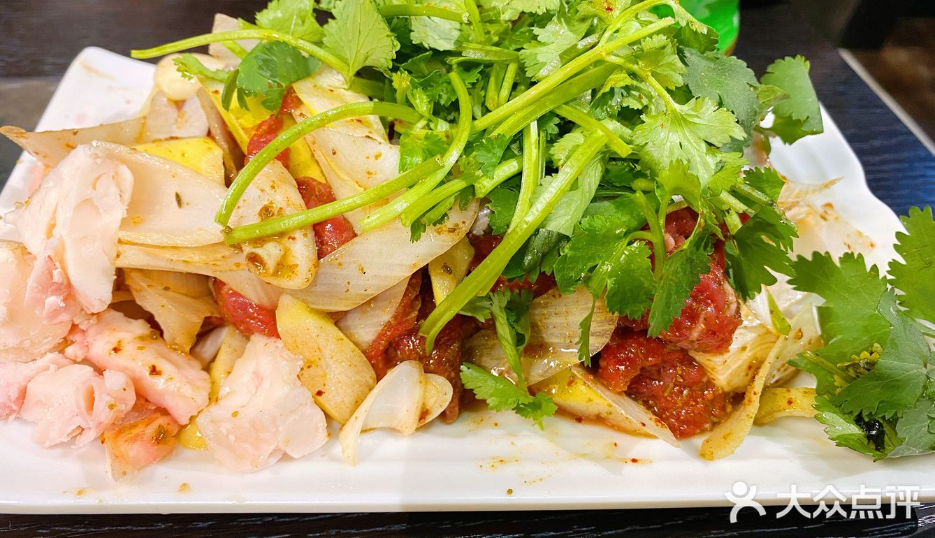 小菜是送的。最好吃的是酸菜烤五花肉，吃起来也不腻