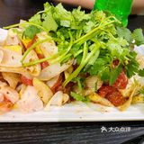 小菜是送的。最好吃的是酸菜烤五花肉，吃起来也不腻