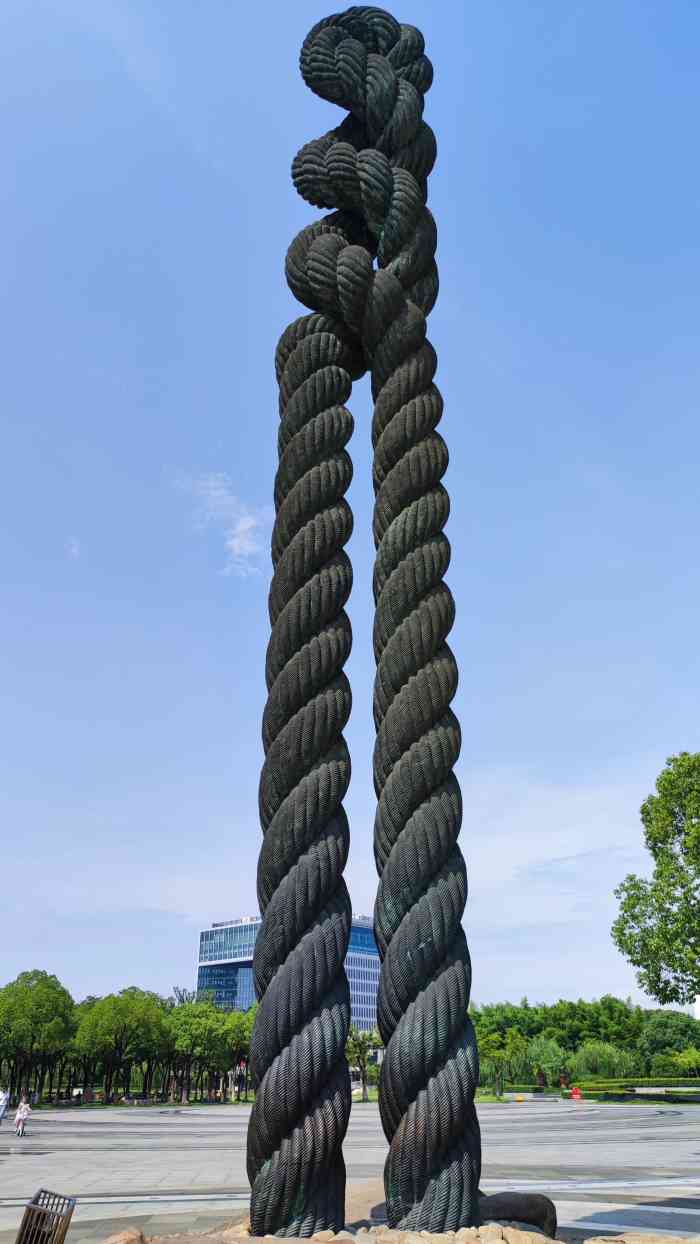 安亭市民广场-"将原来收费的安亭公园整改成了一个免费的供.