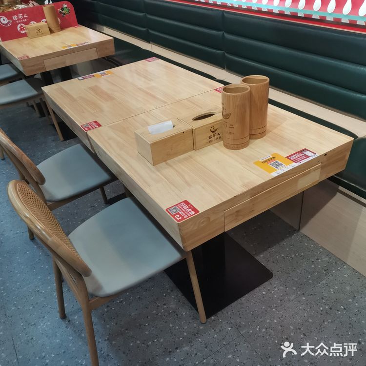 这家小店在大吉利万乐城，也就是原来的白堤路家乐福超市里