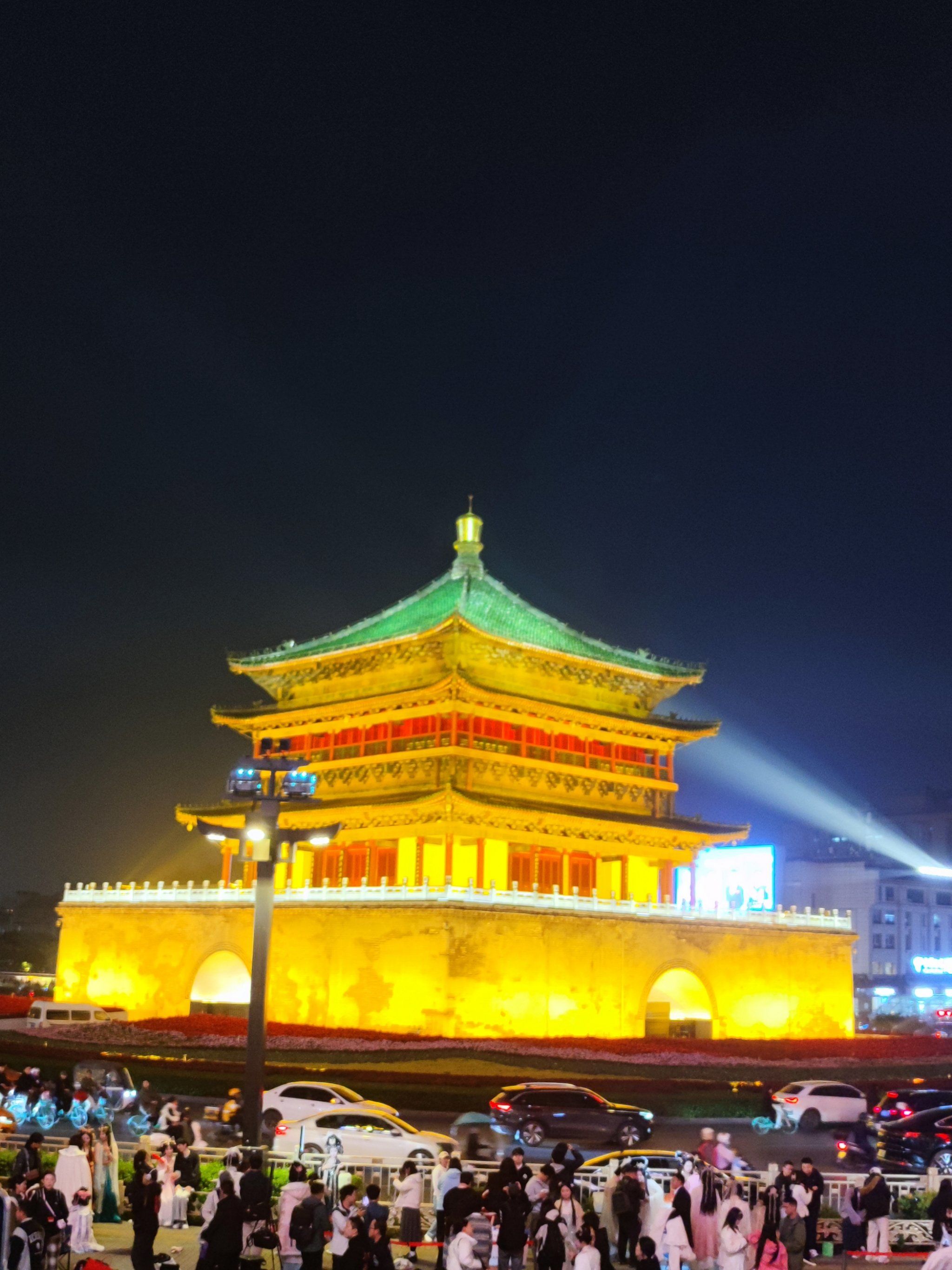 夜景晚上的钟鼓楼遥相呼应很适合拍照,钟楼周边拍照打卡的人太多了