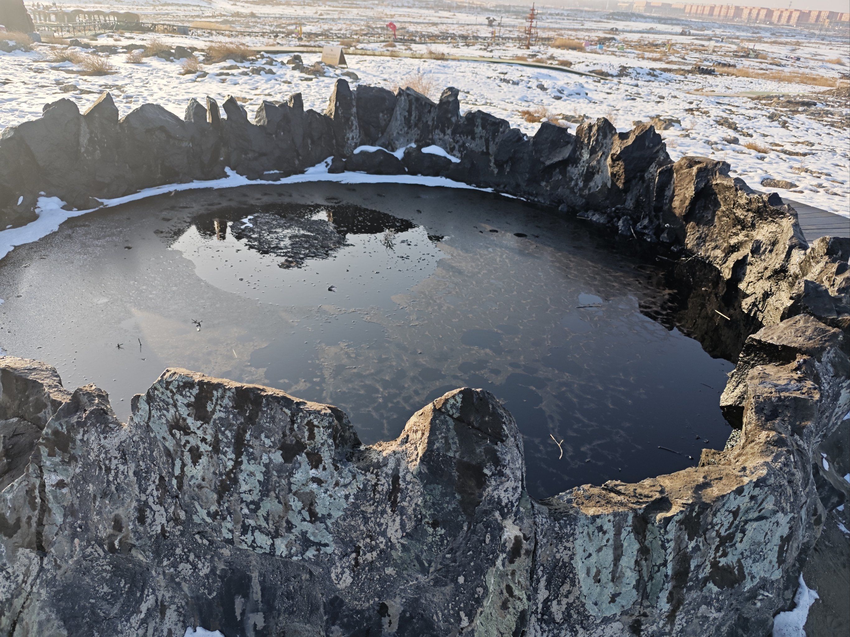 漫步黑油山,油泡似黑色的珍珠跳跃.这片神
