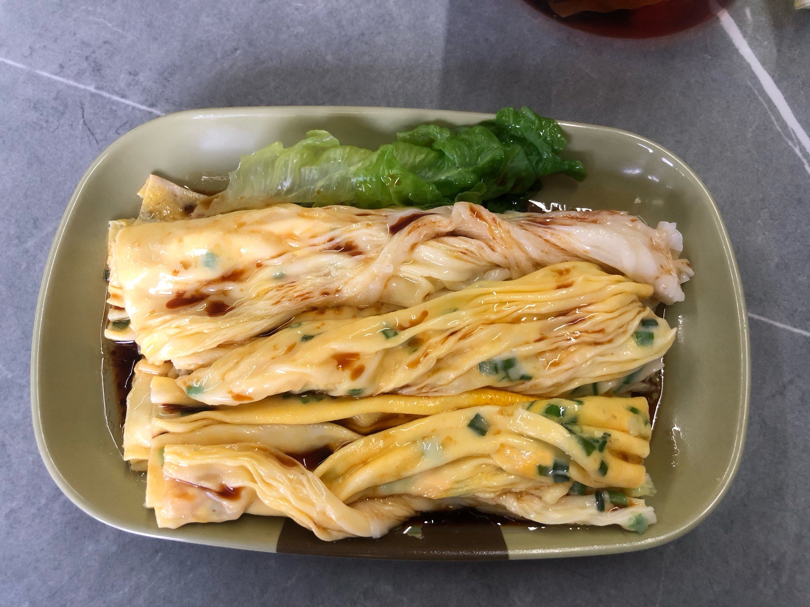 很广州味道的肠粉.要有招牌猪杂青菜汤