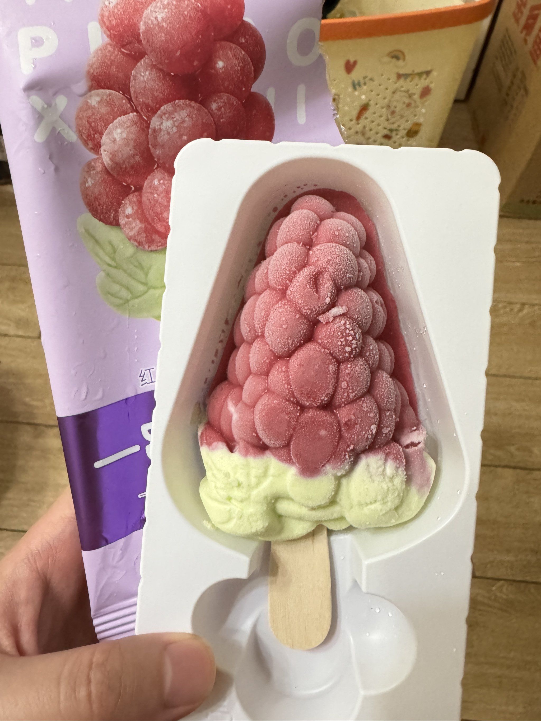 这款冰淇淋很有葡萄口味,下面是奶粉味