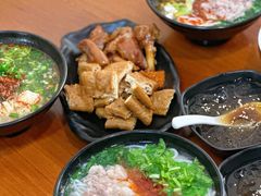 -鸿浩扒猪脚米线