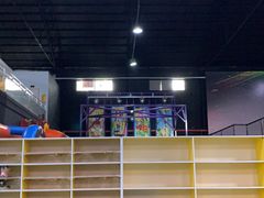 -嘿哟动霸CHUA·新潮玩运动娱乐中心·蹦床滑冰团建乐园
