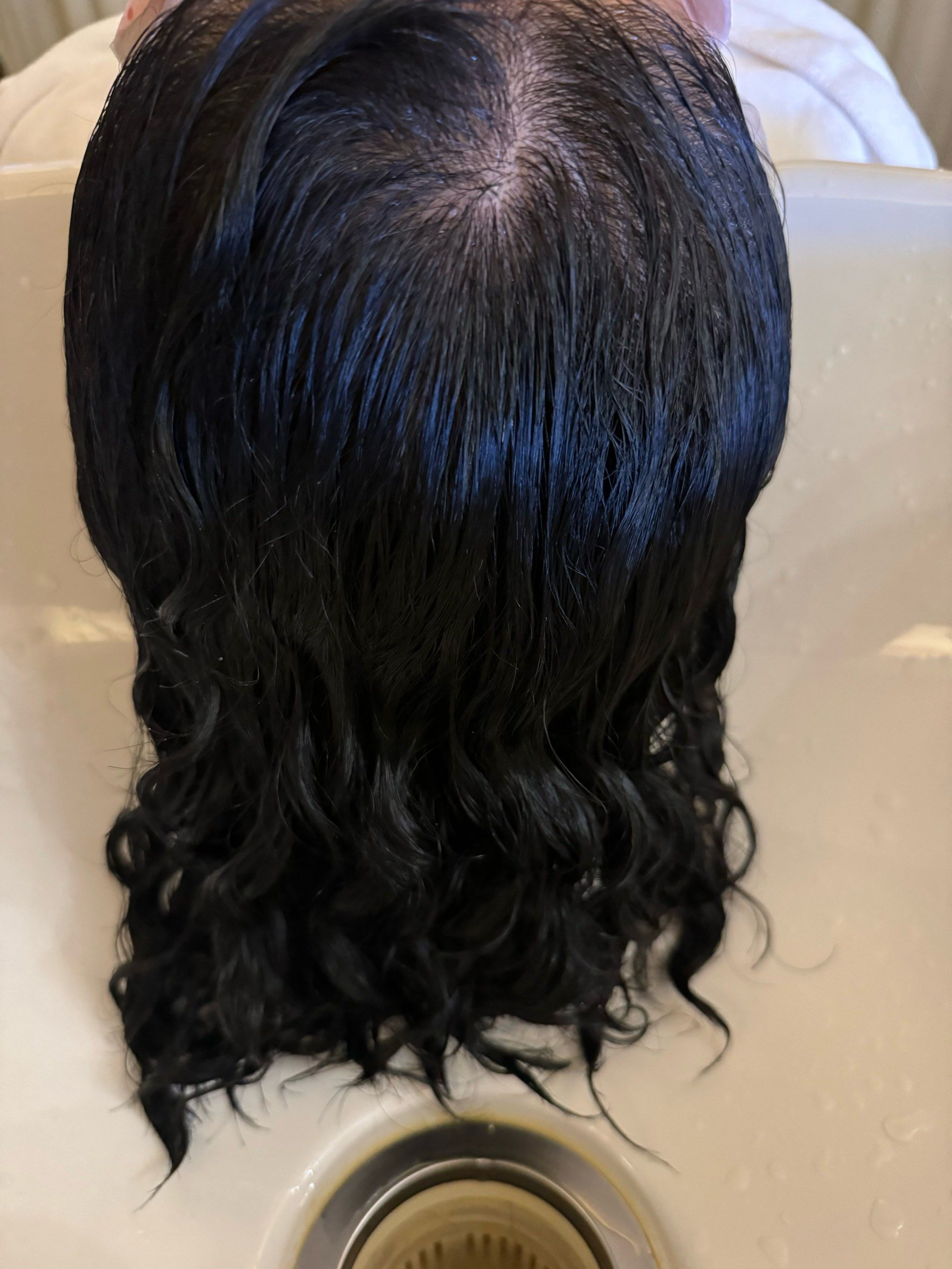 一边热敷眼睛好舒服,做完自己摸了一下确实发质好柔顺手摸进去也不打