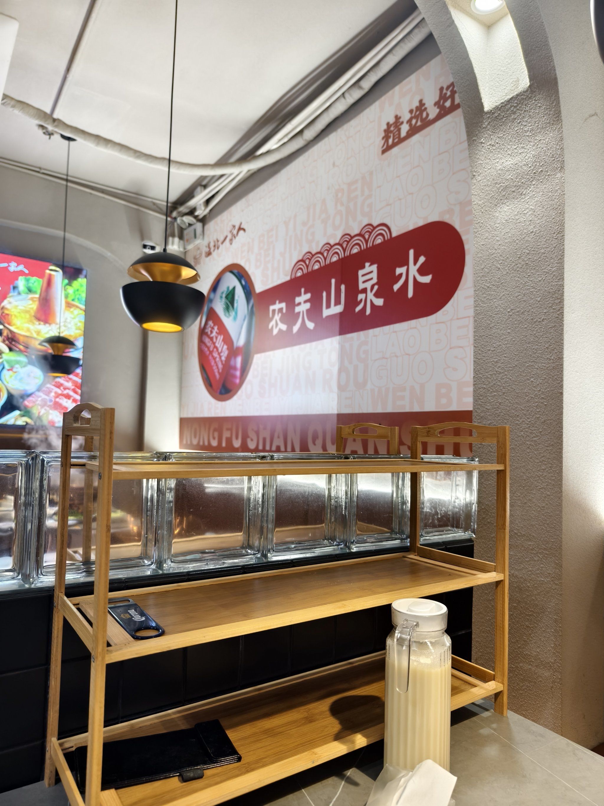 纯矿泉水的,虽然放了红枣蘑菇等配料,汤的味道还是几乎只有矿泉水