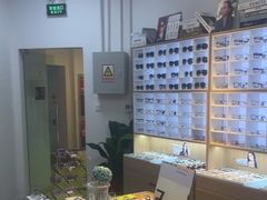 -天空之镜眼镜店蔡司依视路配镜授权零售店(望京颐堤港店)