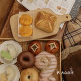 现在三店开到航洋后面凤翔路上啦，面包都是每天新鲜出炉滴