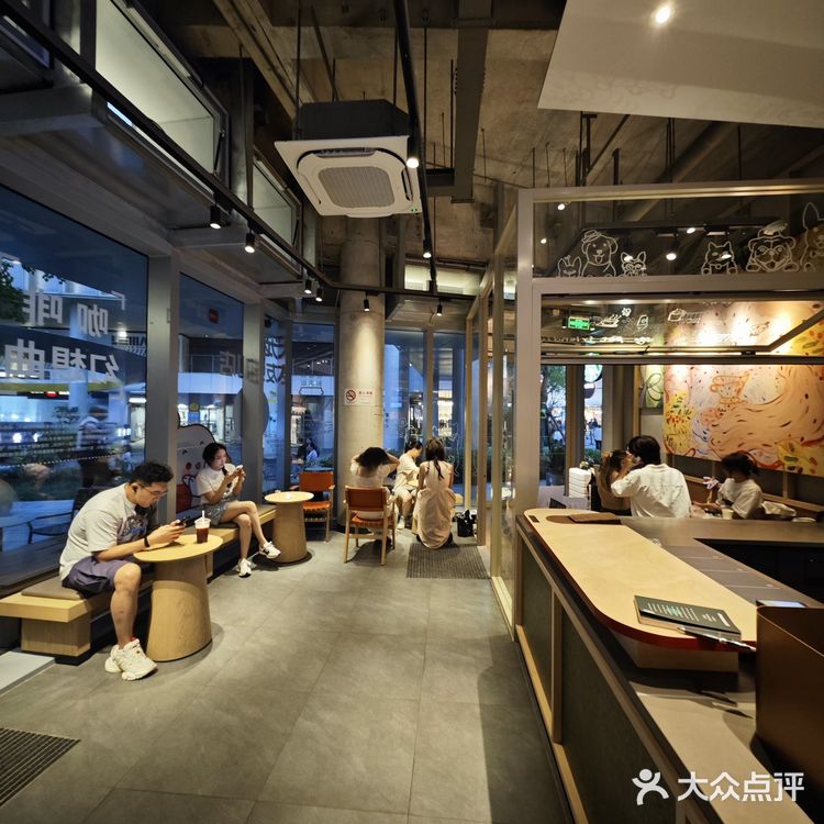 打卡成功！✨

星巴克梦中心店的莓莓拿铁实测