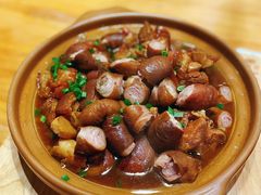 猪脚套肠煲-头上红煨盐鸡·非遗院子餐厅