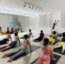 -闺蜜瑜伽·普拉提女性塑形馆