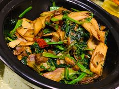 烤蘑菇炒菠菜-京尊烤鸭店JINGZUN(春秀路店)
