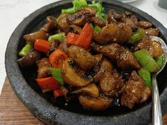 石锅蘑菇牛仔粒-鹿港小镇(黄金店)