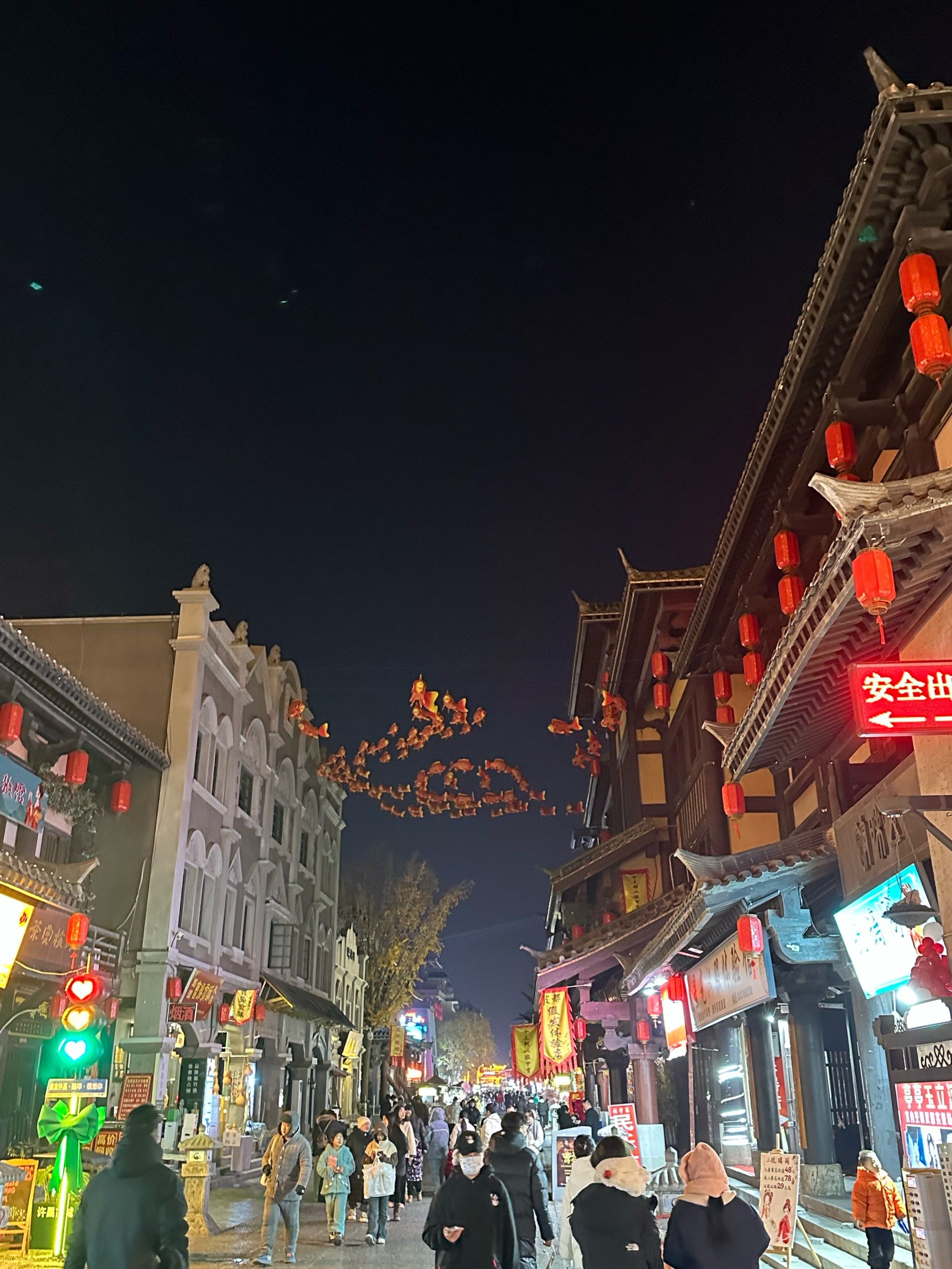 我们老大带我们去许昌游学,
夜晚的曹魏古城很漂亮
#步行街攻略