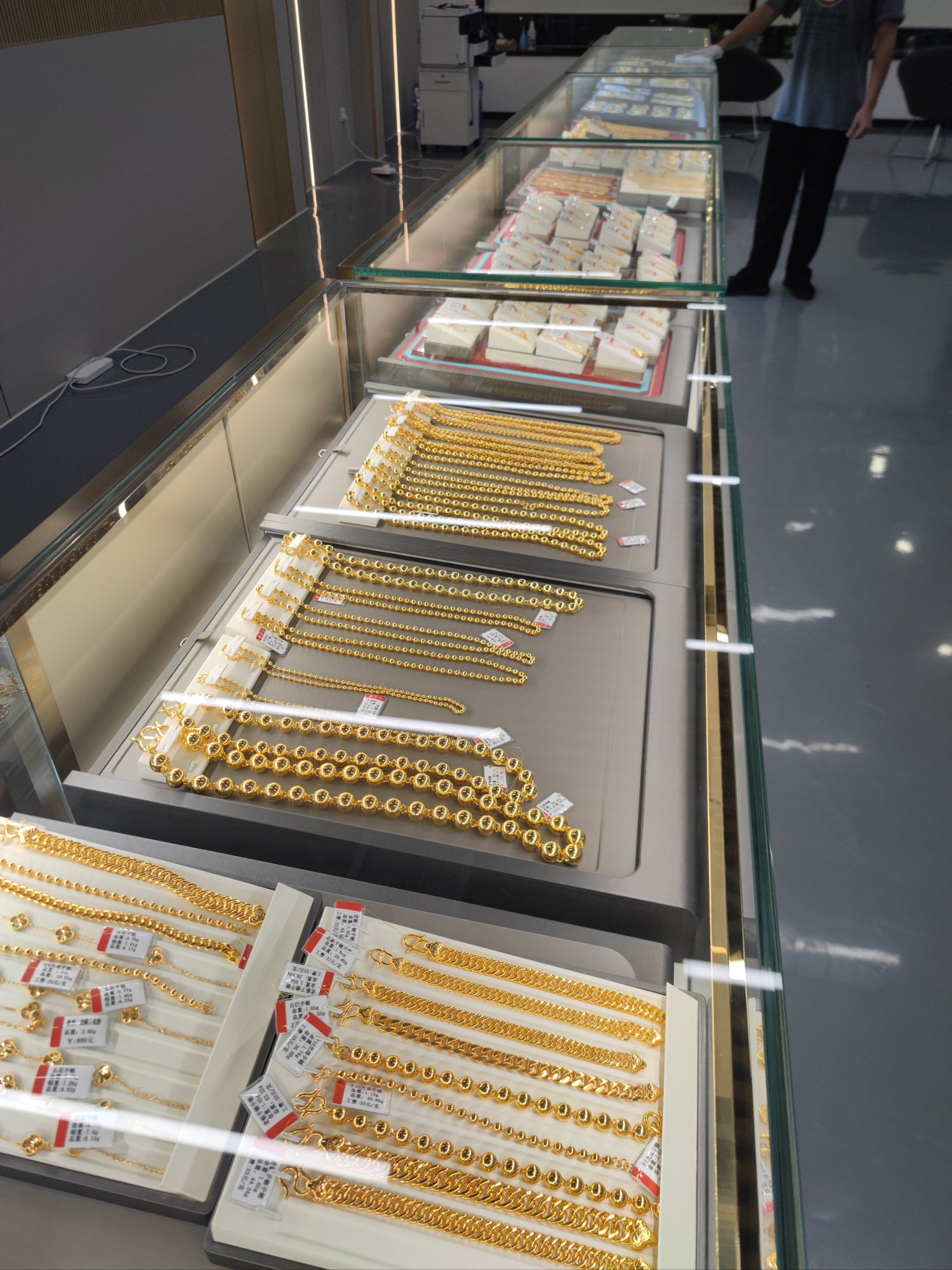 北京有一家金包银实体店,里面的手链很好看,质量很好