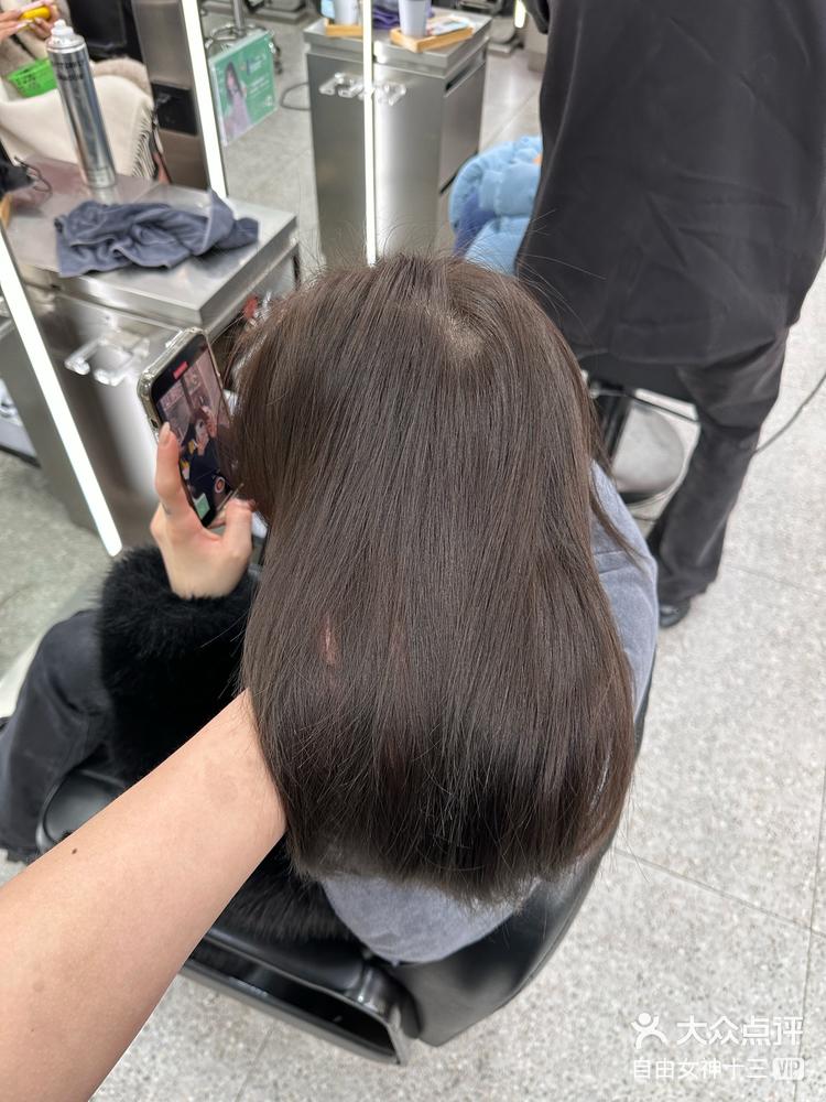 发色质感高级的茶色 冷黑茶发色,如同黑夜中的精