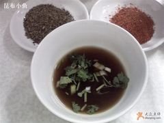 小料和烤肉时撒的孜然+辣椒粉~-大槐树烤肉馆