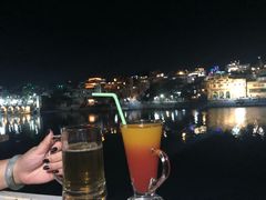 -Lake Shore Hotel & Restaurant