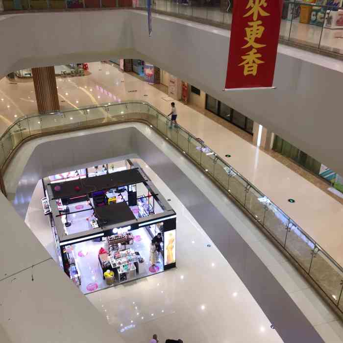 玺悦城美食广场位于南昌县莲塘澄湖东路111号,这里毗邻澄碧湖,里面