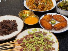 -何妹湿辣牛肉·粤式烧烤砂煲(桂雅路店)