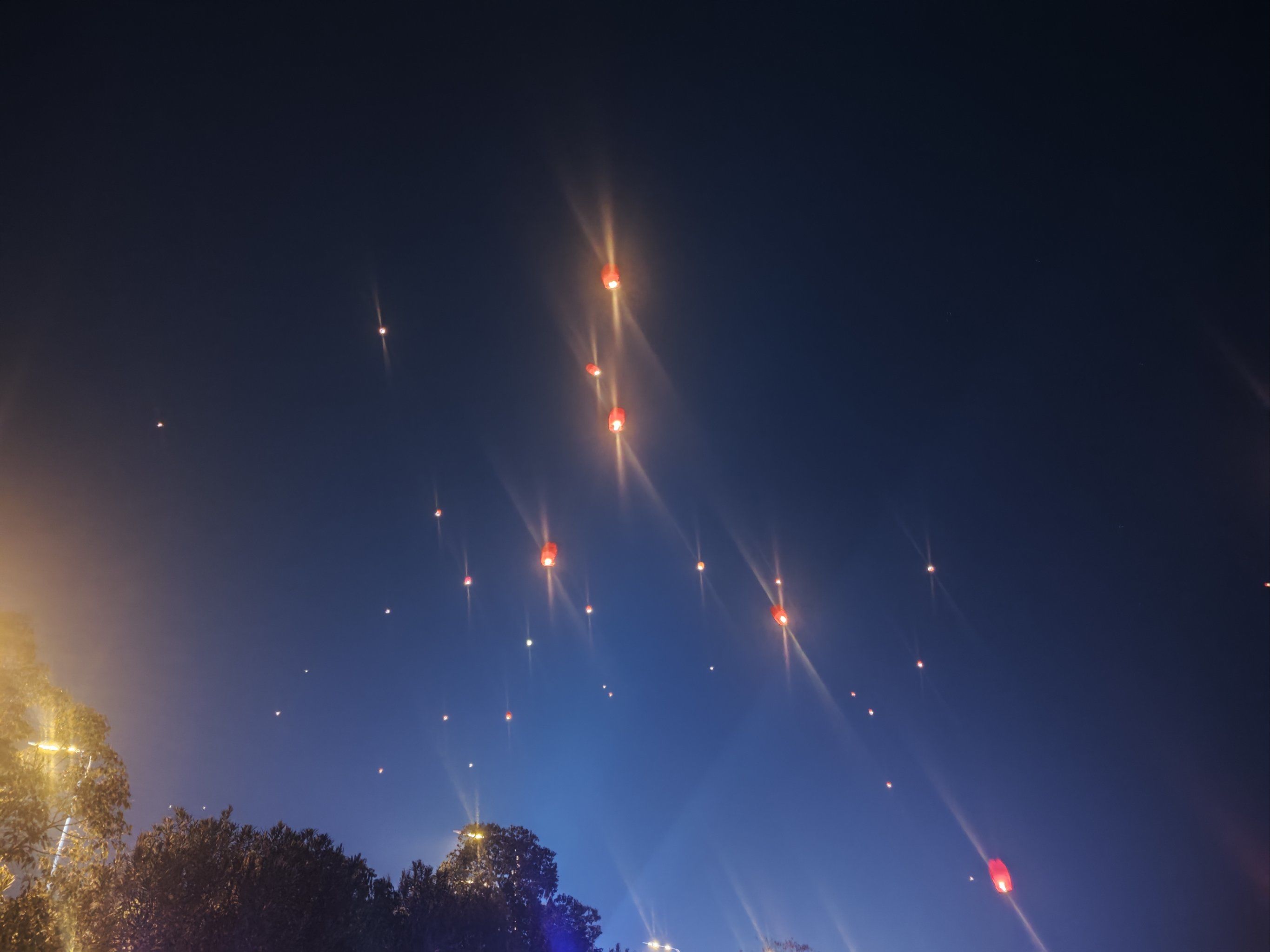 天天领红包合肥岸上草原跨年夜放飞孔明灯