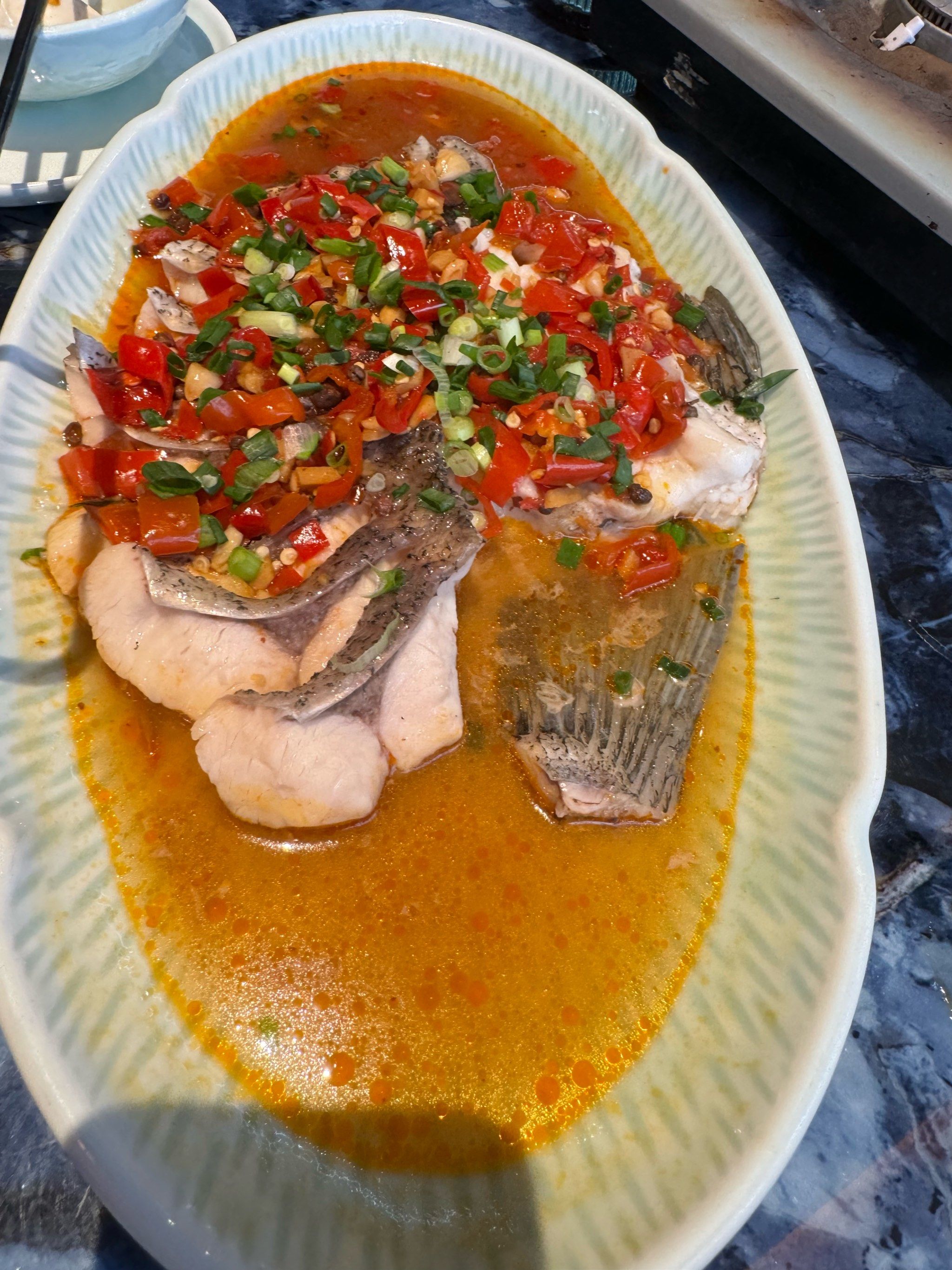 鱼肉鲜嫩不腥,很鲜美,剁椒鱼尾不辣肉质嫩