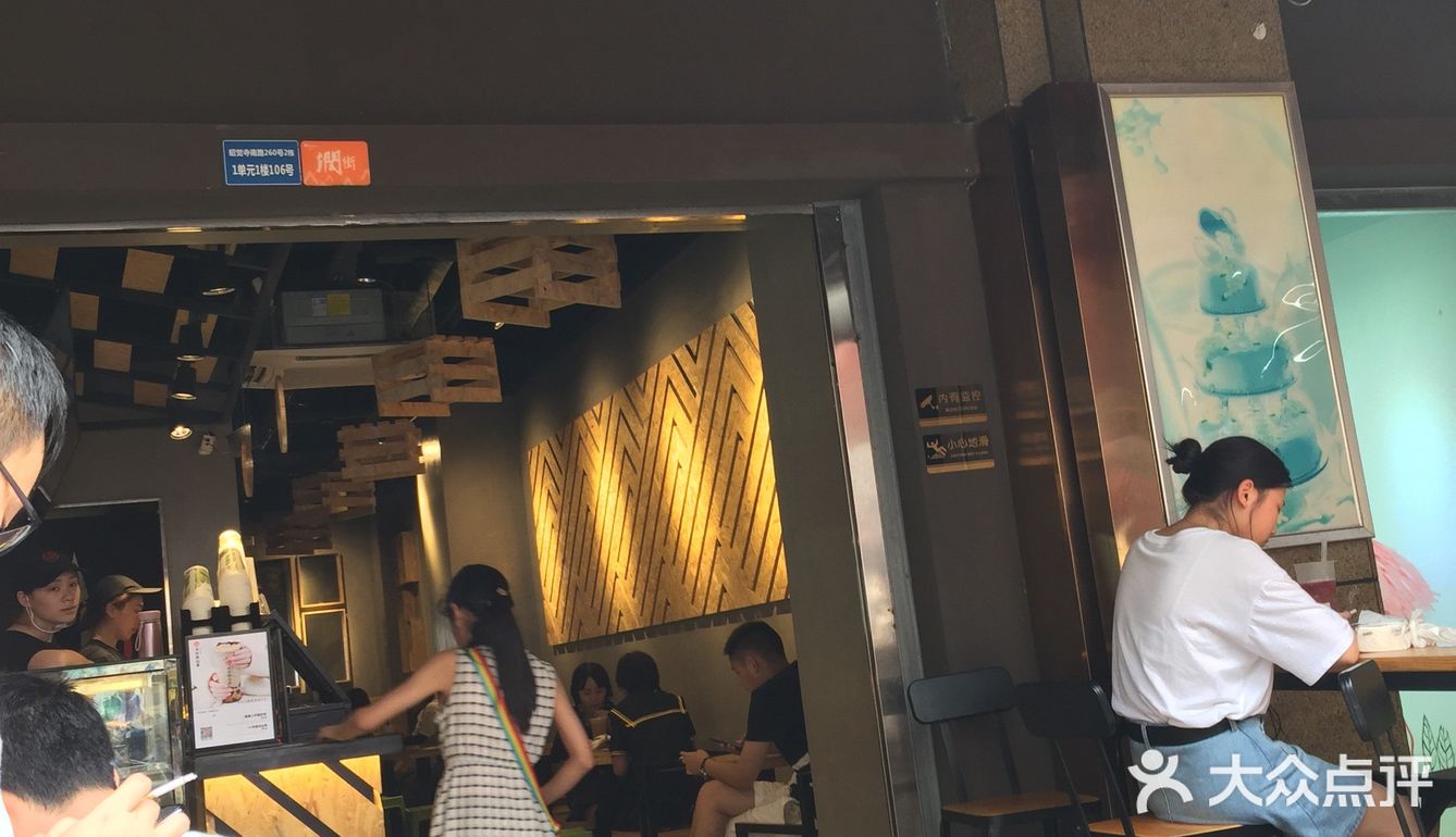 两个6、7岁的娃娃一起喝的一杯大杯的、足够