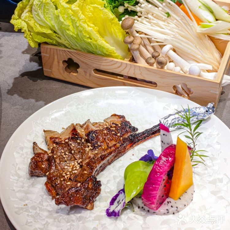 这是一份超大的刺身船,盛满了来自世界各地的新鲜海产