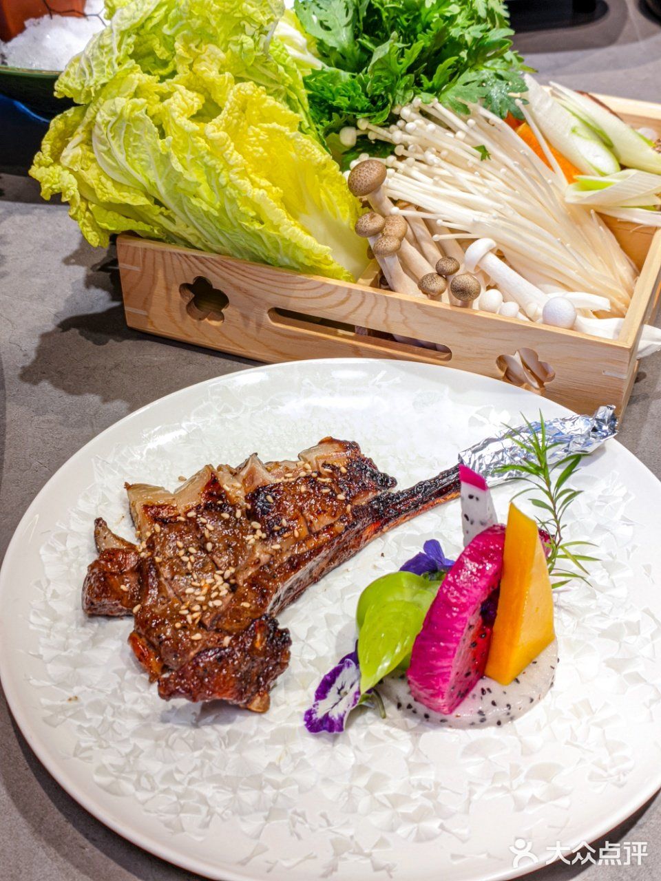 这是一份超大的刺身船,盛满了来自世界各地的新鲜海产