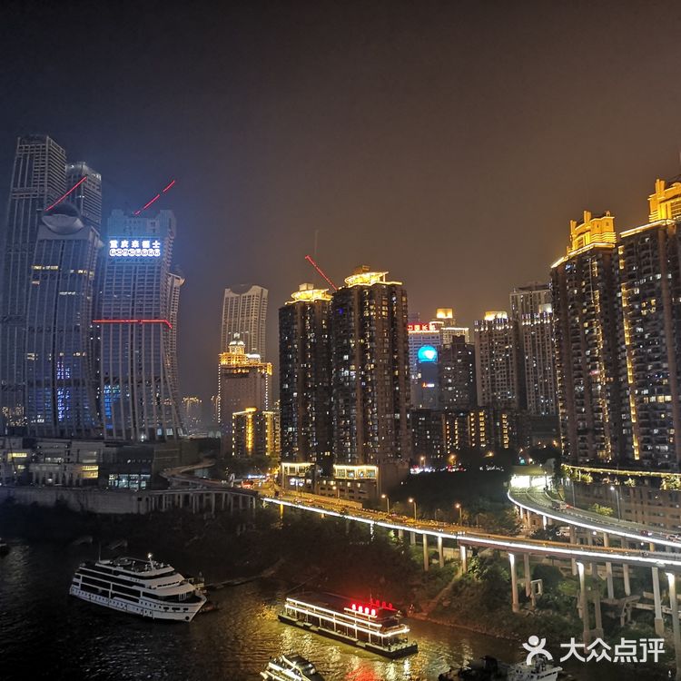 到了晚上，这座城市更漂亮