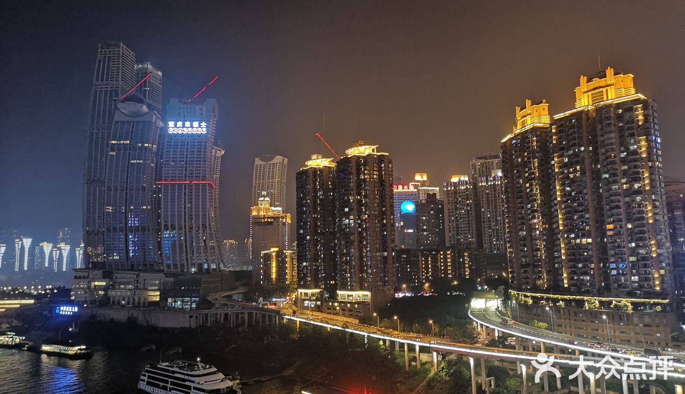 到了晚上，这座城市更漂亮