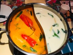 大虾冬阴功汤配椰奶鸡汤鸳鸯锅底-甘尼仕印度餐厅爵士酒吧(阳春巷店)