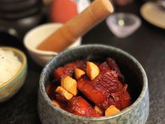 古法秘制红烧肉-檐下风铃酒馆