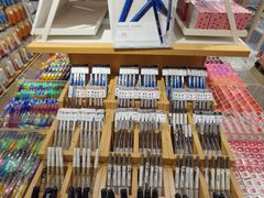 -名创优品(北京新中关购物中心地铁层店)