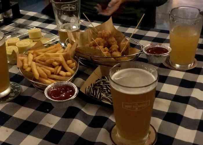 打分 120 /人 去过两三次了,酒吧氛围很棒,很喜欢.啤酒超香,好喝.