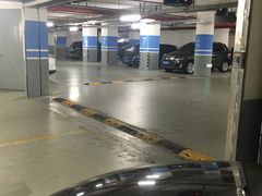 -绿地缤纷城-停车场