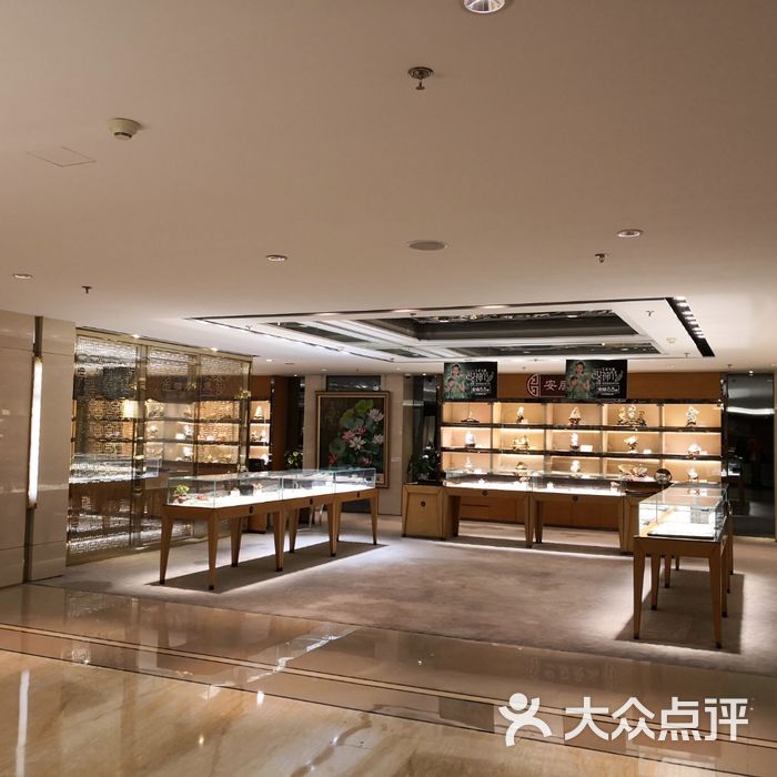 郑州七彩云南珠宝实体店(河南七彩珠宝营销咨询有限公司)