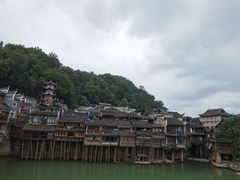 -临江餐馆二楼美食部落