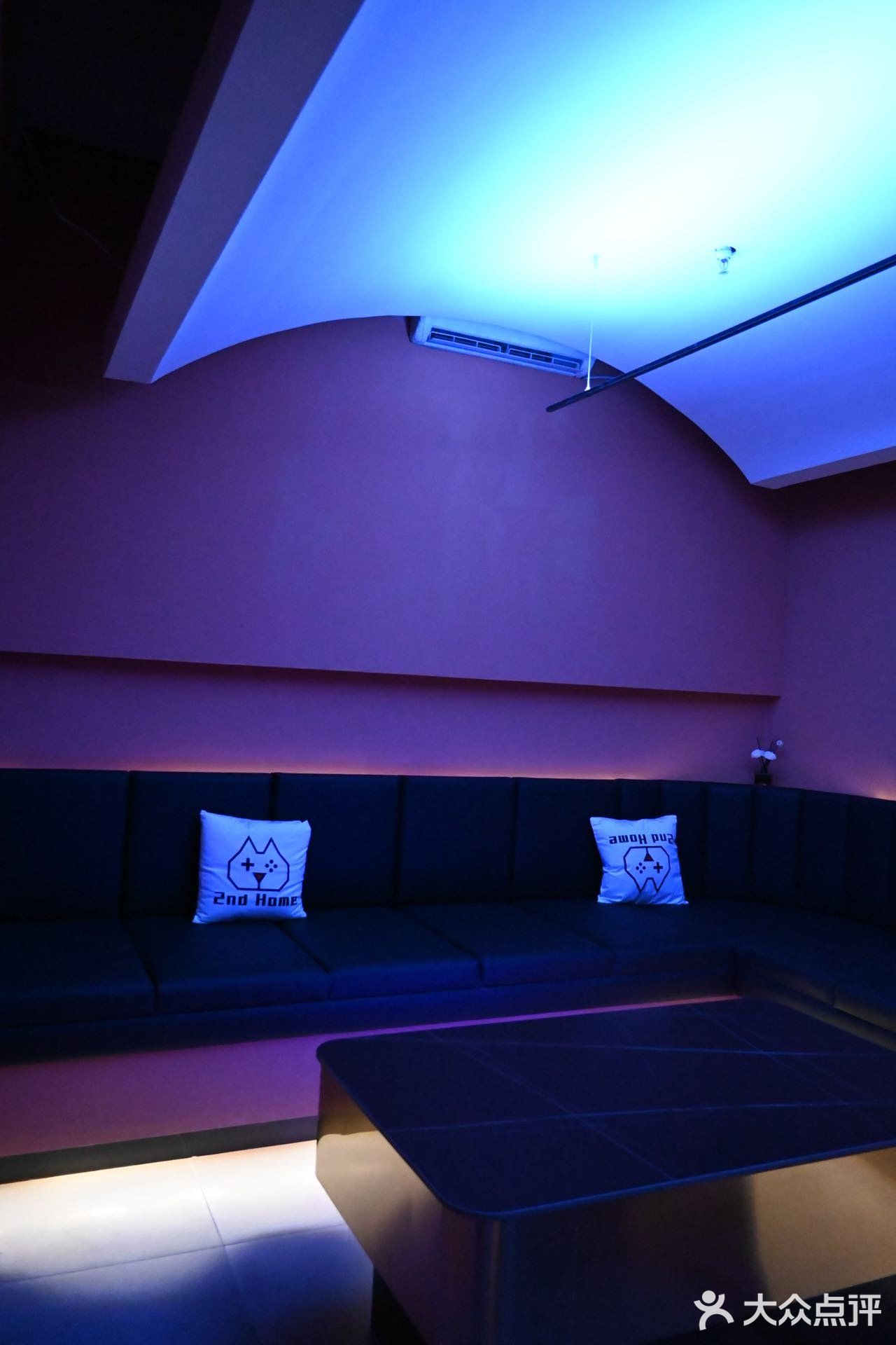 淮海中路上的这家bar，白天是咖啡店，夜晚是酒吧