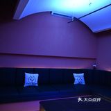 淮海中路上的这家bar，白天是咖啡店，夜晚是酒吧