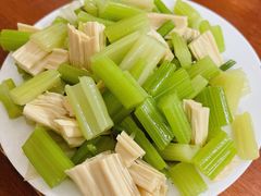 芹菜腐竹-宝瑞门钉肉饼店