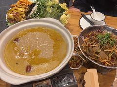 -帅巴人舅母子腊蹄民俗村