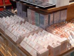 -名创优品(北京新中关购物中心地铁层店)