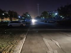 -秀沿路地铁站停车场